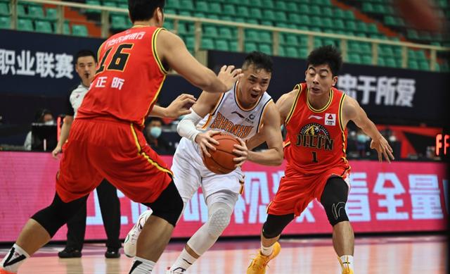 关于广西男篮连胜告急，季后赛形势严峻的信息