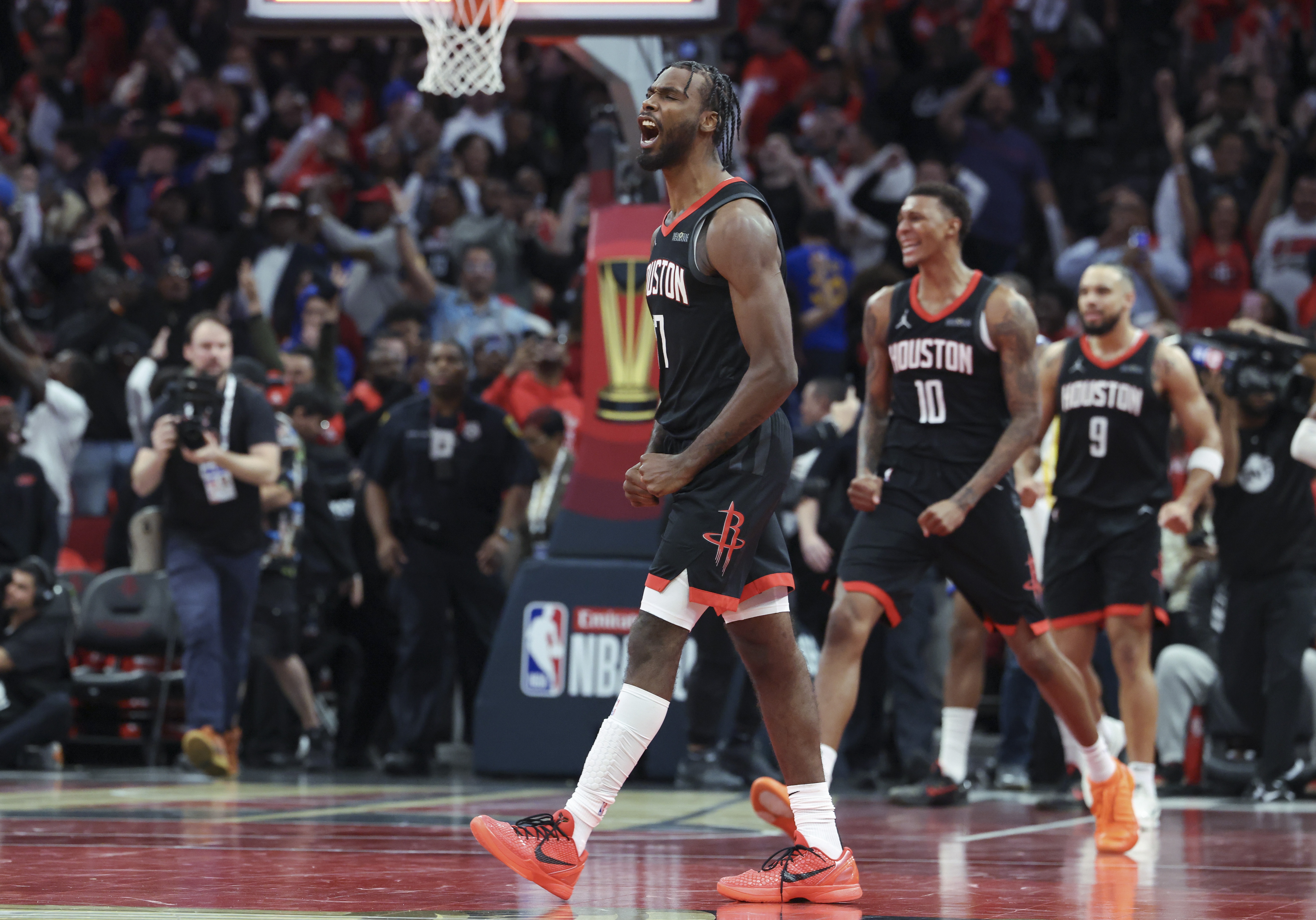 包含NBA季后赛：火箭队惊险胜利逼迫比赛七场大战的词条