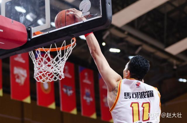 深圳男篮客场取得关键胜利，士气高涨