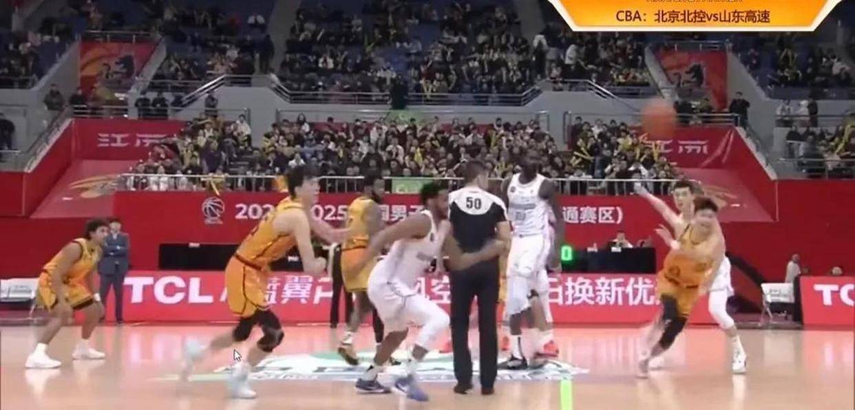 双方在场上争分夺秒，比赛进程扑朔迷离