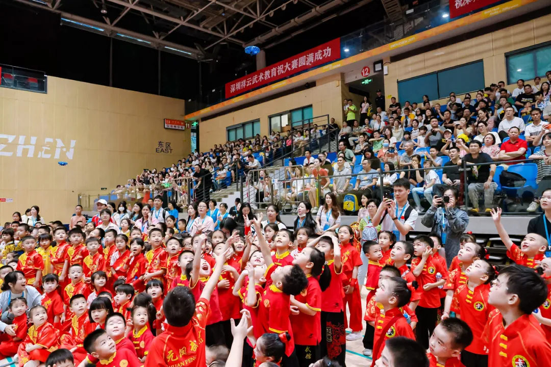 深圳队在最新一场胜利中赢得观众热烈掌声的简单介绍