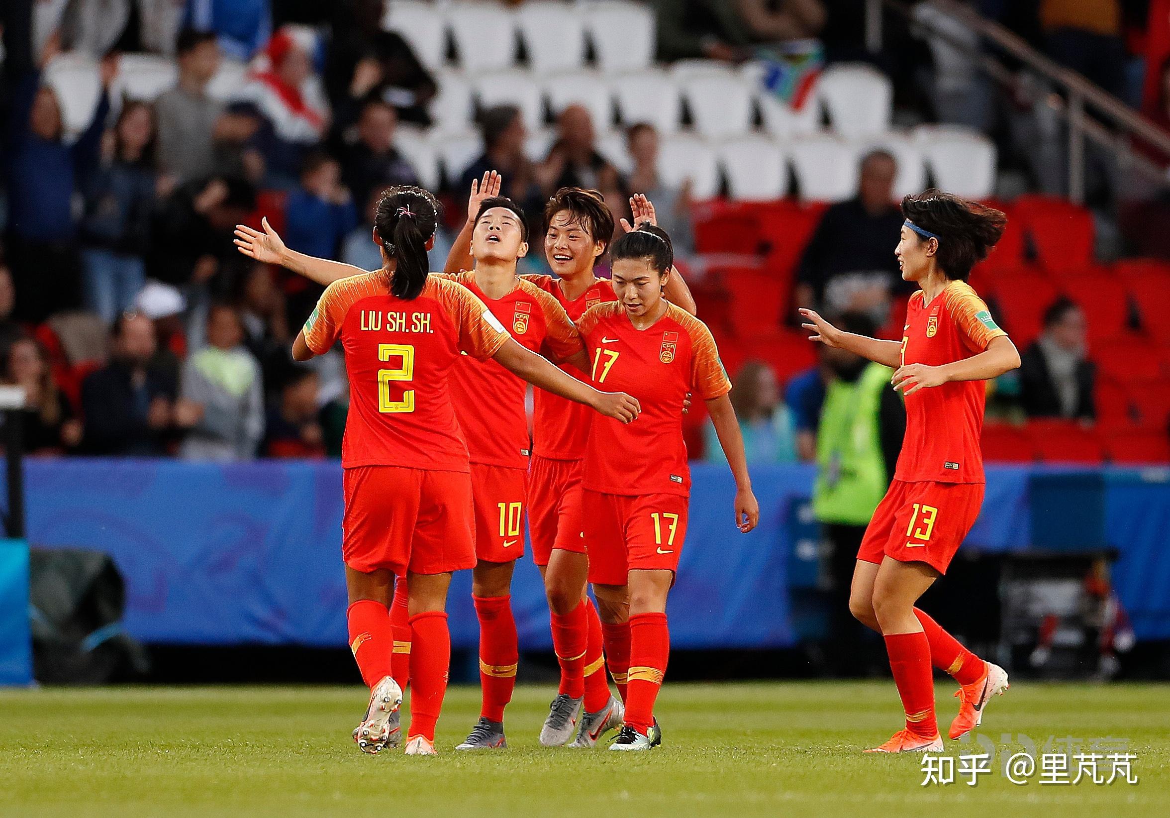 包含国际足坛传奇故事：女足全队努力向上励志拼搏的词条